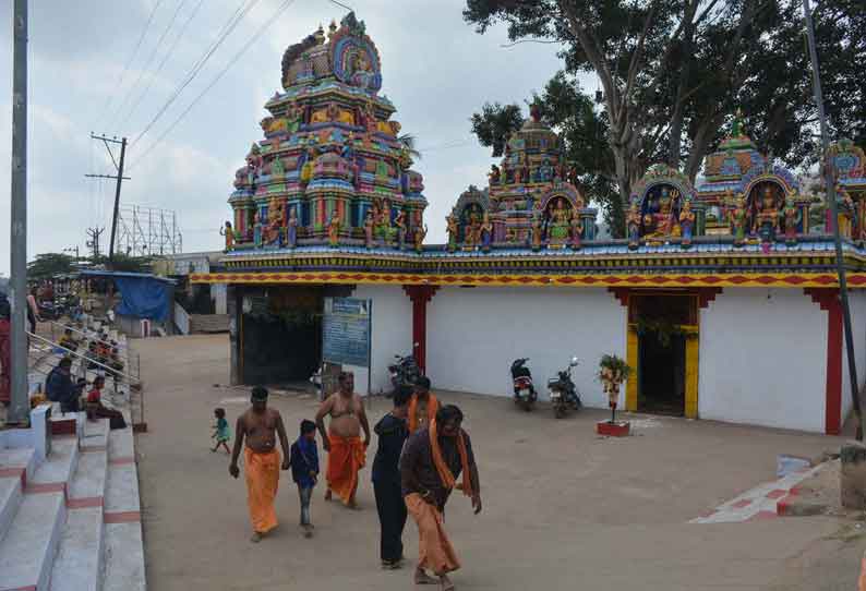 கொரோனா தடுப்பு விதிமுறைகள் அமல்: கிருஷ்ணகிரியில் வழிபாட்டு தலங்களில் பக்தர்களுக்கு கட்டுப்பாடு-வாசலில் நின்று சாமி தரிசனம் செய்தனர்