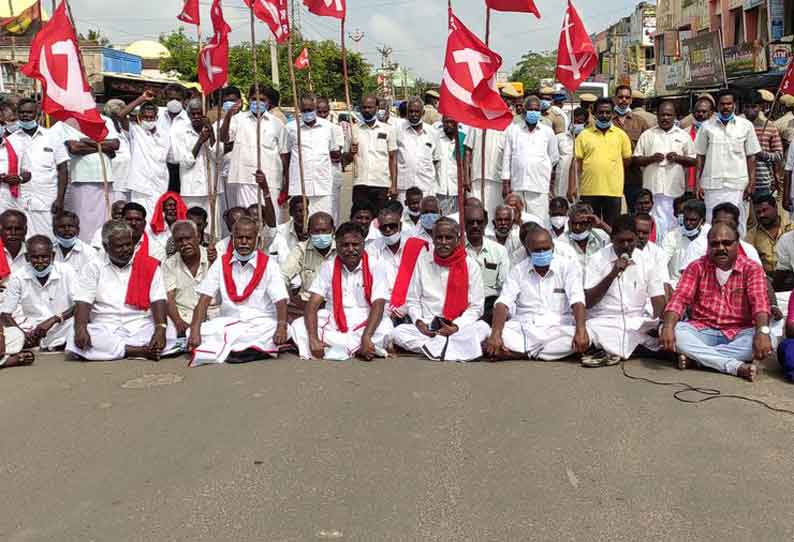 ஏக்கருக்கு ரூ.30 ஆயிரம் வழங்கக்கோரி சாலை மறியல்