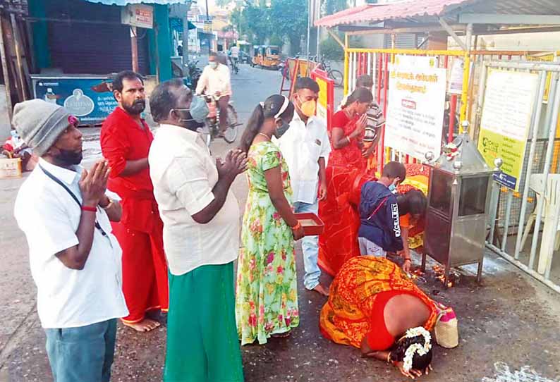 சாமி தரிசனத்துக்கு தடை கோவில் வாசலில் கற்பூரம் ஏற்றி பக்தர்கள் வழிபாடு