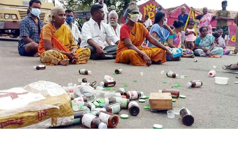 வீடுகளை கழிவுநீர் சூழ்ந்ததால்  மருந்து பாட்டில்களை சாலையில் போட்டு பொதுமக்கள் மறியல்