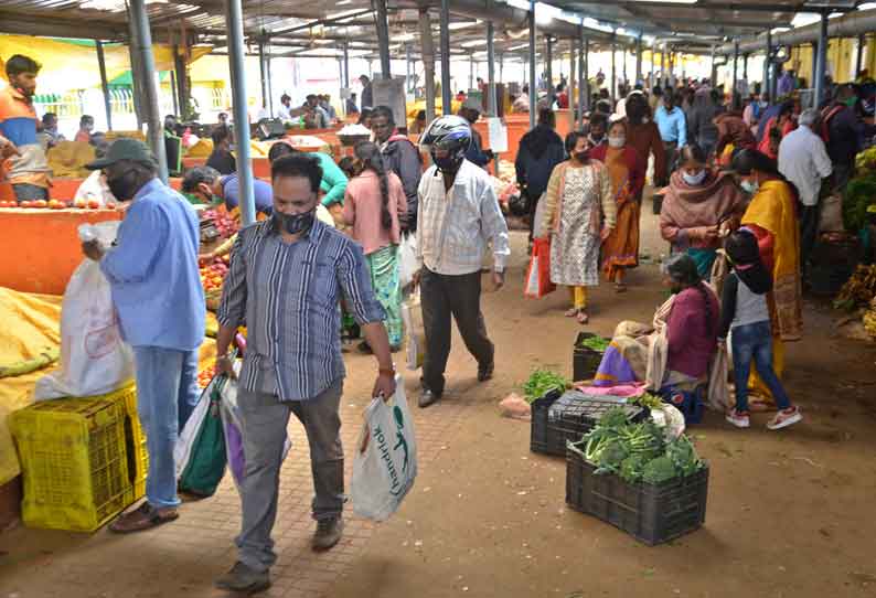 மார்க்கெட்டுகளில் பொருட்கள் வாங்க குவிந்த மக்கள்