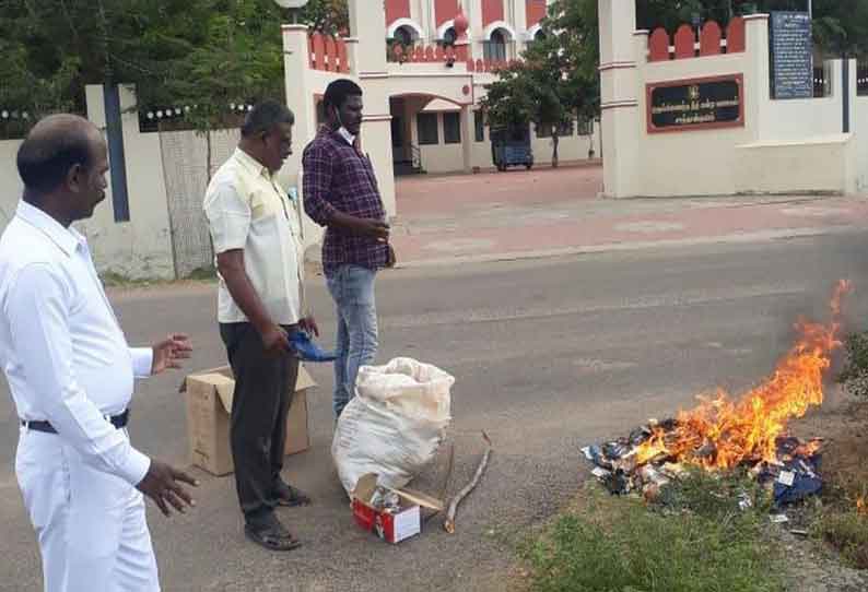 சாத்தான்குளத்தில் ரூ.1 லட்சம் புகையிலை பாக்கெட்டுகள் அழிப்பு