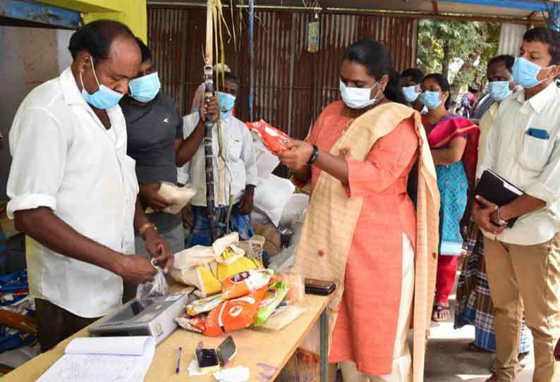 பொங்கல் பரிசு தொகுப்பில் குறைபாடு புகார் ரேஷன் கடைகளில் கலெக்டர் திடீர் ஆய்வு