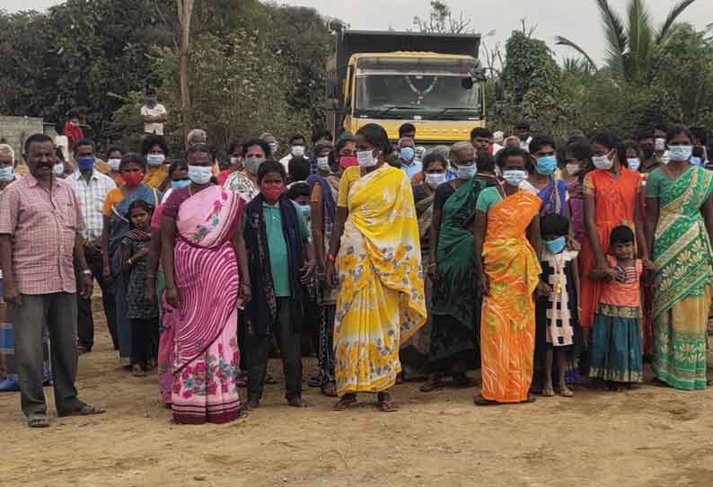 பாலக்கோடு அருகே மேம்பாலம் அமைக்க வலியுறுத்தி  லாரியை சிறைபிடித்து கிராம மக்கள் போராட்டம்