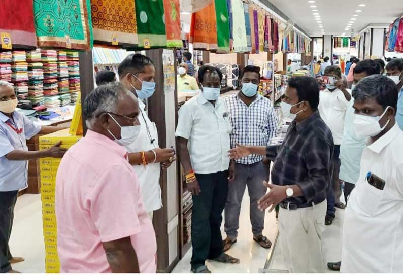 கள்ளக்குறிச்சியில் கொரோனா வழிகாட்டு நெறிமுறைகள் பின்பற்றப்படுகிறதா  வணிக வளாகங்களில் கோட்டாட்சியர் ஆய்வு