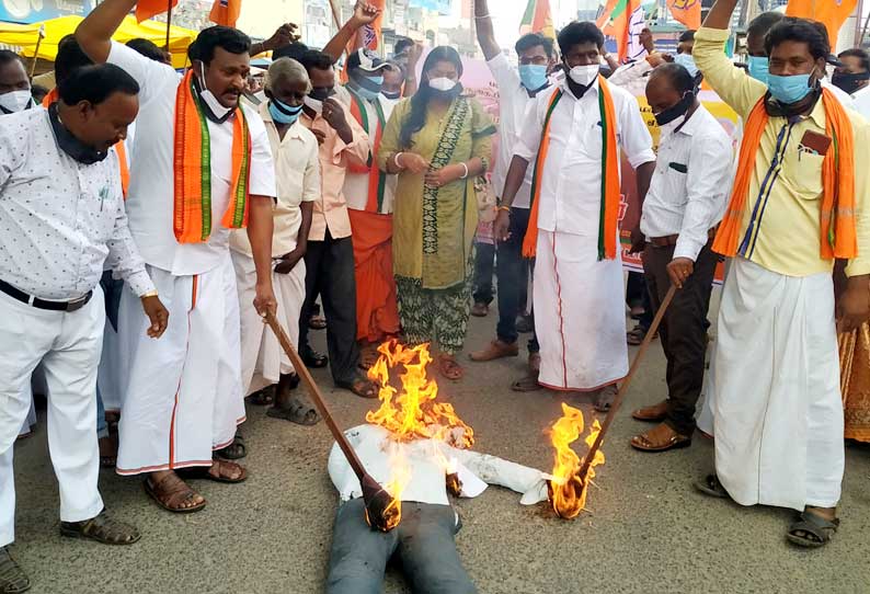 பஞ்சாப் முதல்-மந்திரியின் உருவ பொம்மையை எரித்து பா.ஜ.க.வினர் ஆர்ப்பாட்டம்