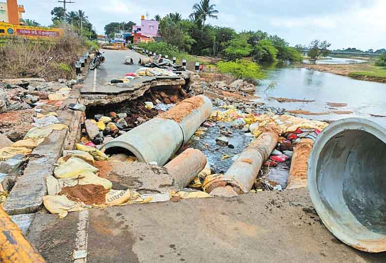 ஆபத்தான முறையில் பயணம் செய்து வரும் வாகன ஓட்டிகள்: கூவம் ஆற்றில் அடித்து செல்லப்பட்ட தரைப்பாலம்