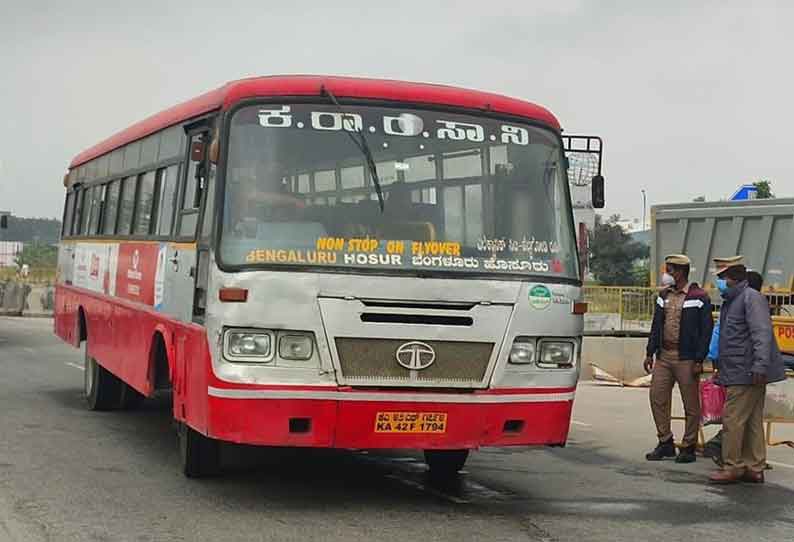 தமிழகத்தில் முழு ஊரடங்கு ஓசூர் அருகே எல்லையில் கர்நாடக பஸ்கள் திருப்பி அனுப்பப்பட்டன