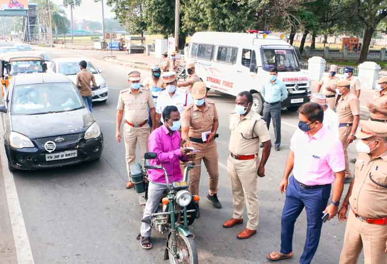 வேலூர் மாவட்டத்தில் முழு ஊரடங்கால் சாலைகள், கடை வீதிகள் வெறிச்சோடின