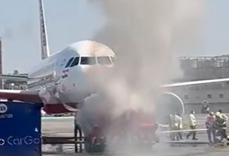 விமானத்தை இழுத்து செல்லும் வாகனத்தில் தீ விபத்து- நூலிழையில் விமானம் தப்பியது