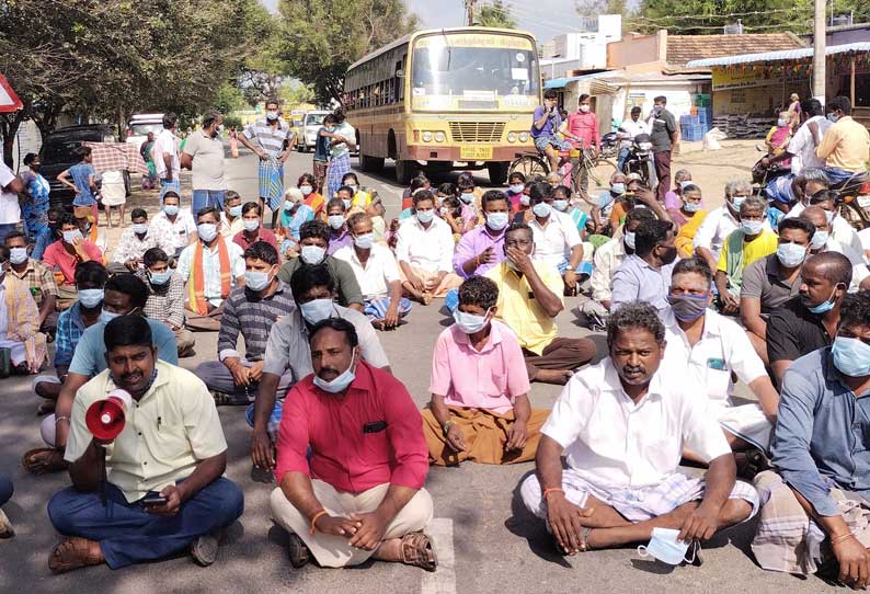 கச்சிராயப்பாளையம் வரதராஜபெருமாள் கோவிலில் முறைகேடு புகார் பொதுமக்கள் சாலை மறியல்  50 பேர் கைது