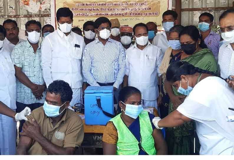 விழுப்புரம் மாவட்டத்தில் முன்களப்பணியாளர்களுக்கு பூஸ்டர் டோஸ் தடுப்பூசி செலுத்தும் பணி அமைச்சர் செஞ்சி மஸ்தான், கலெக்டர் மோகன் தொடங்கி வைத்தனர்