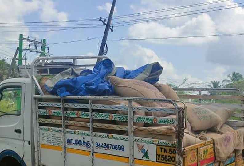 சரக்கு வேனில் கடத்தப்பட்ட 40 மூட்டை ரேஷன் அரிசி பறிமுதல்