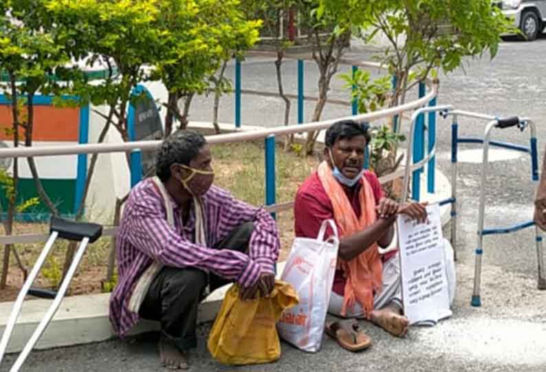 தர்மபுரி கலெக்டர் அலுவலகத்தில் மாற்றுத்திறனாளி தர்ணா போராட்டம்