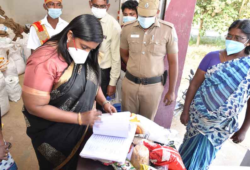 பொங்கல் பரிசு தொகுப்பு வழங்கும் பணி: ரேஷன் கடைகளில் கலெக்டர் திடீர் ஆய்வு