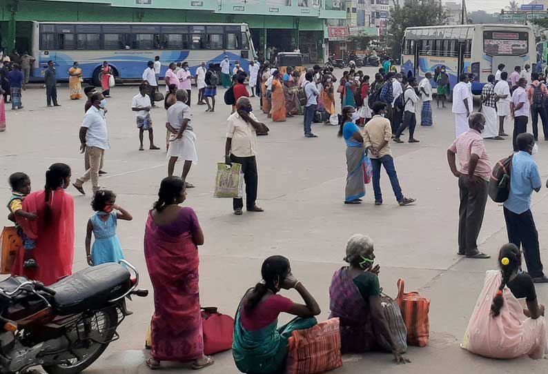 காங்கேயம் பஸ் நிலையத்தில் பயணிகள்  கூட்டம் அலைமோதியது