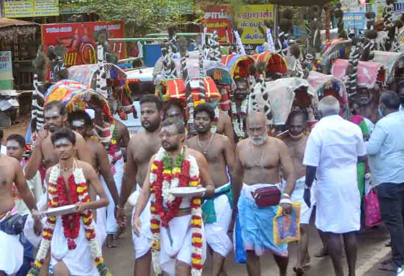 காரைக்குடி, தேவகோட்டை பகுதியில் நகரத்தார் காவடி ஊர்வலம்