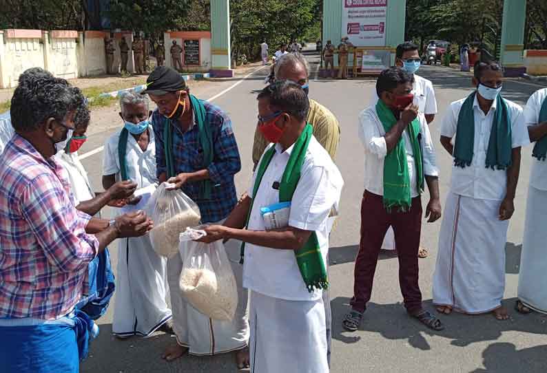 பொதுமக்களுக்கு பொரி கொடுத்து விவசாயிகள் நூதன ஆர்ப்பாட்டம்