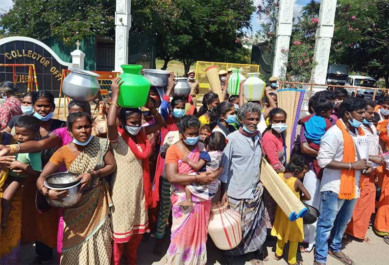 பாத்திரம், பாய்களுடன் 3 கி.மீ. ஊர்வலமாக வந்து தேனி கலெக்டர் அலுவலகம் முன்பு  ஆர்ப்பாட்டம்