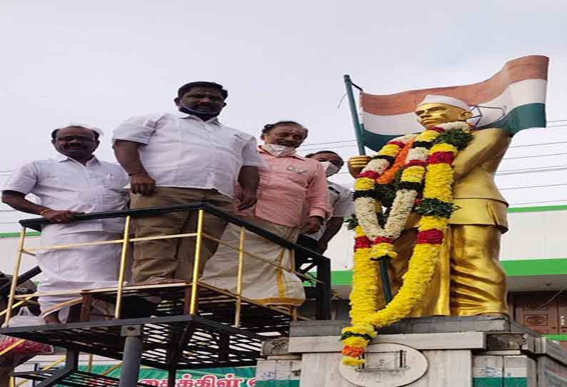 கொடிகாத்த குமரன் சிலைக்கு அரசியல் கட்சியினர் மாலை அணிவித்து அஞ்சலி