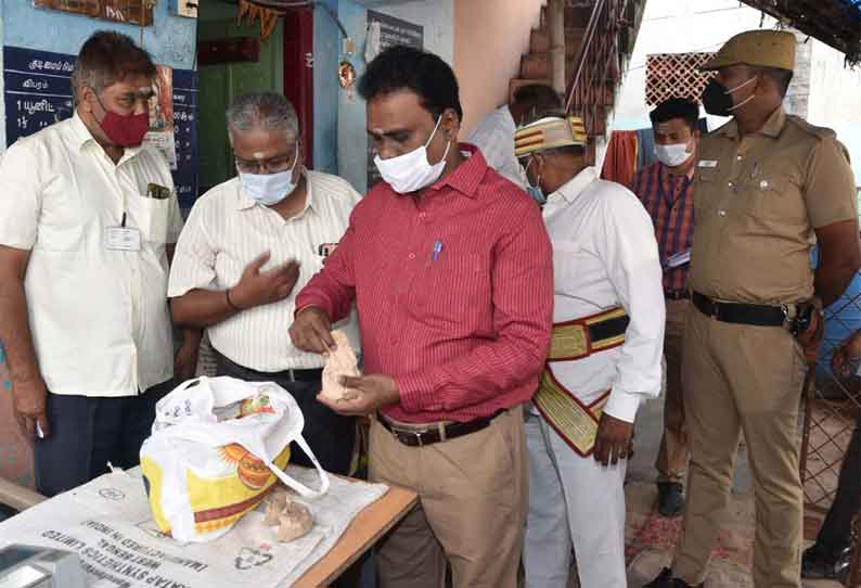 பொங்கல் பொருள் வினியோகம் குறித்து ரேஷன்கடைகளில் கலெக்டர் திடீர் சோதனை