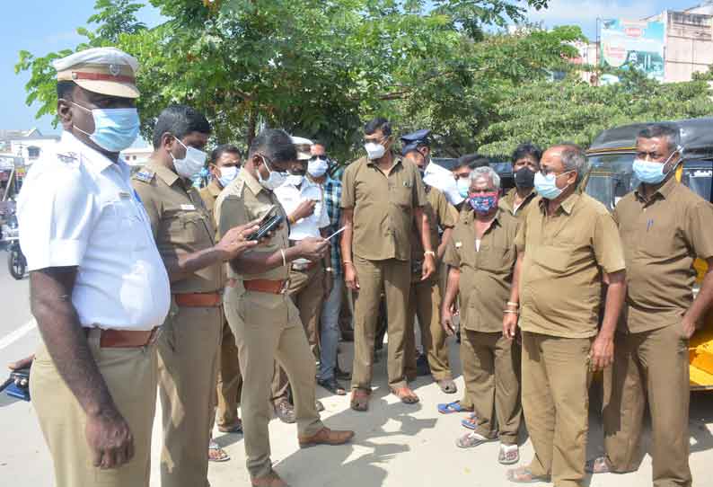 கொரோனா தடுப்பூசி சான்றிதழை ஆட்டோக்களில் ஒட்ட வேண்டும்-டிரைவர்களுக்கு, துணை போலீஸ் சூப்பிரண்டு அறிவுரை