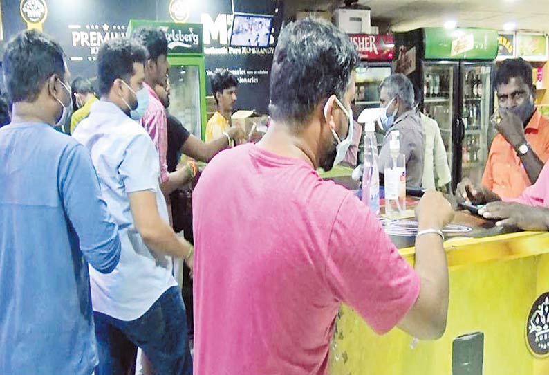 மாமல்லபுரம் அயல்நாட்டு மதுக்கடையில் குவிந்த மதுபிரியர்கள் மாமல்லபுரம் அயல்நாட்டு மதுக்கடையில் குவிந்த மதுபிரியர்கள்