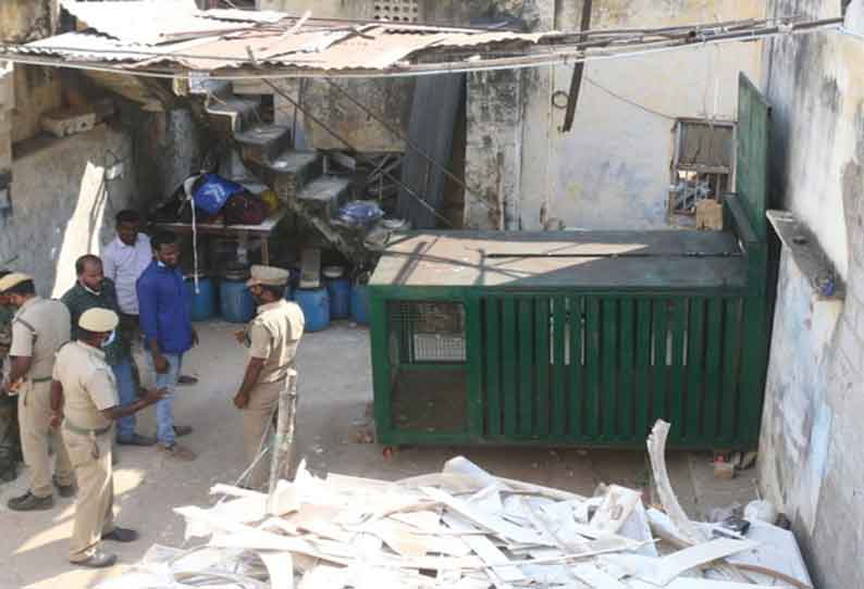 கோவை அருகே தனியார் குடோனில் பதுங்கிய சிறுத்தையை பிடிக்க வனத்துறையினர் 2 கூண்டுகளை வைத்துள்ளனர்