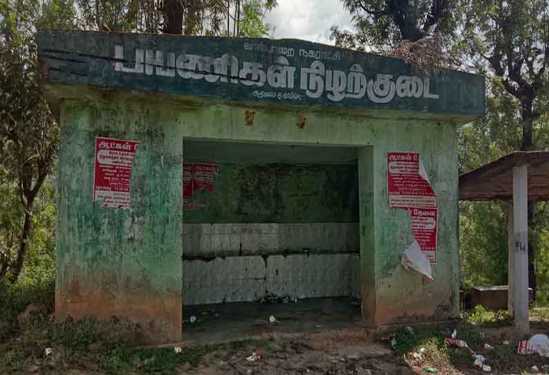 வால்பாறை எஸ்டேட் பகுதியில் மதுக்கூடமாக மாறிய நிழற்குடைகள்