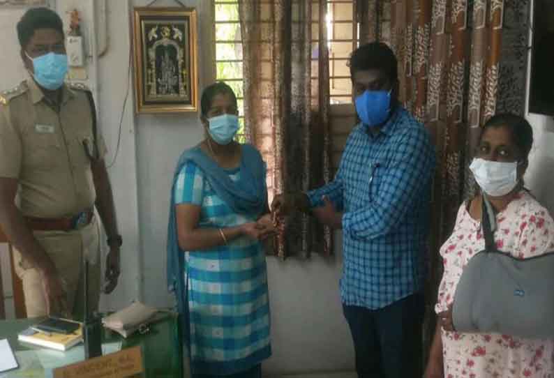 பெண் போலீஸ் தவறவிட்ட நகையை ஒப்படைத்த வாலிபர்