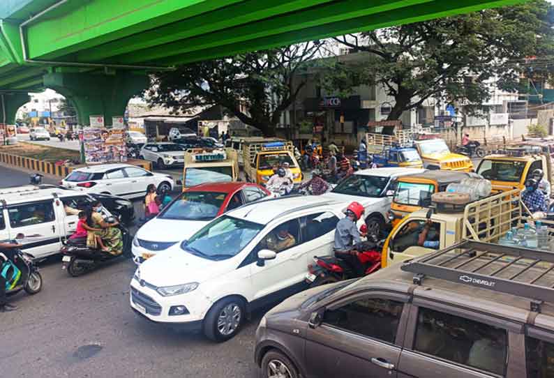 கோவை ஆவாரம்பாளையம் மின்மயானம் சாலையில் மேம்பாலத்தின் கீழ் சிக்னல் இல்லாததால் விபத்து அபாயம் ஏற்படுகிறது