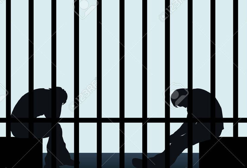 கள்ளக்காதல் விவகாரத்தில் வாலிபரை ஆபாச வீடியோ எடுத்து பணம் பறிக்க முயன்ற 2 பேரை போலீசார் கைது செய்தனர்