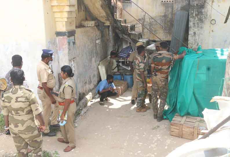 கோவை அருகே தனியார் குடோனில் பதுங்கிய சிறுத்தை கூண்டில் சிக்குமா? என்று வனத்துறையினர்  2-வது நாளாக காத்திருந்து தீவிரமாக கண்காணித்து வருகின்றனர்
