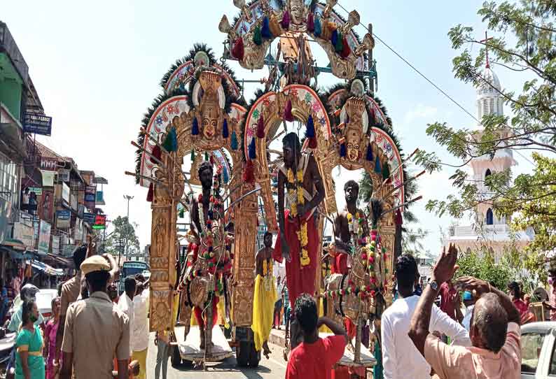 வால்பாறை சுப்பிரமணிய சுவாமி கோவிலுக்கு பறவை காவடி எடுத்து வந்த பக்தர்கள்