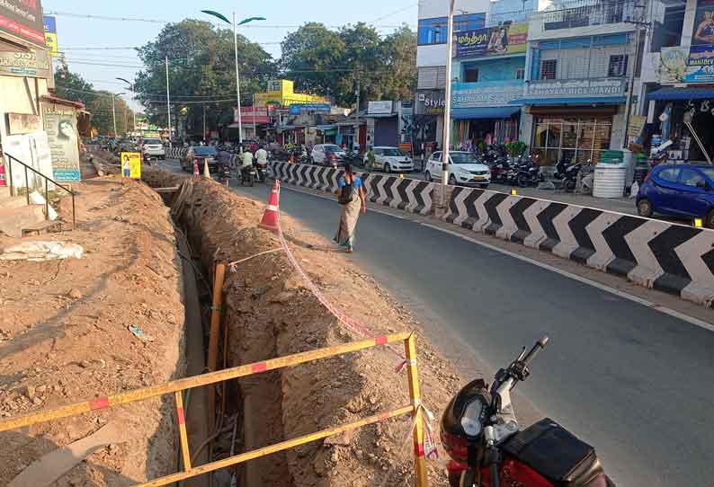 அரசு பஸ் மோதி கல்லூரி மாணவி படுகாயம்