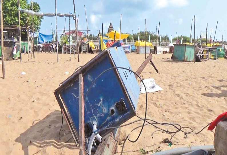 மாமல்லபுரம் கடற்கரையில் சேதமடைந்து கிடக்கும் கண்காணிப்பு கேமரா கம்பங்கள் மாமல்லபுரம் கடற்கரையில் சேதமடைந்து கிடக்கும் கண்காணிப்பு கேமரா கம்பங்கள்