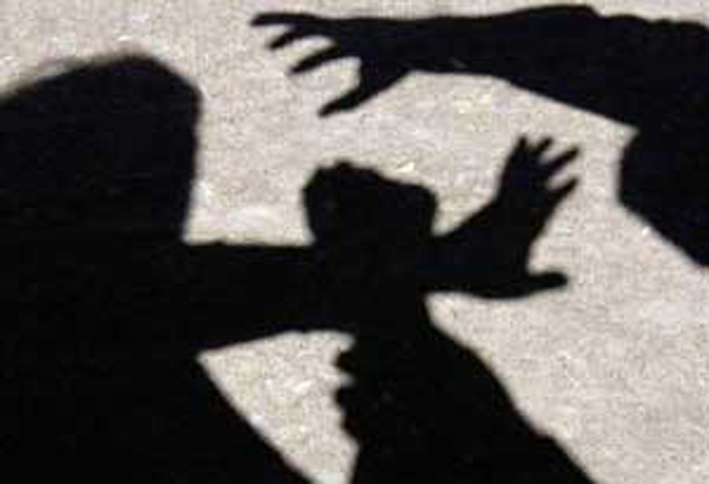 ஆட்டோவை திருடி சென்றவர்களை தட்டி கேட்ட கிராம மக்களை அரிவாளால் தாக்க முயற்சி ஆட்டோவை திருடி சென்றவர்களை தட்டி கேட்ட கிராம மக்களை அரிவாளால் தாக்க முயற்சி