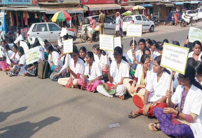 செங்கல்பட்டில் டாக்டர்கள், நர்சுகள் திடீர் சாலை மறியல் செங்கல்பட்டில் டாக்டர்கள், நர்சுகள் திடீர் சாலை மறியல்