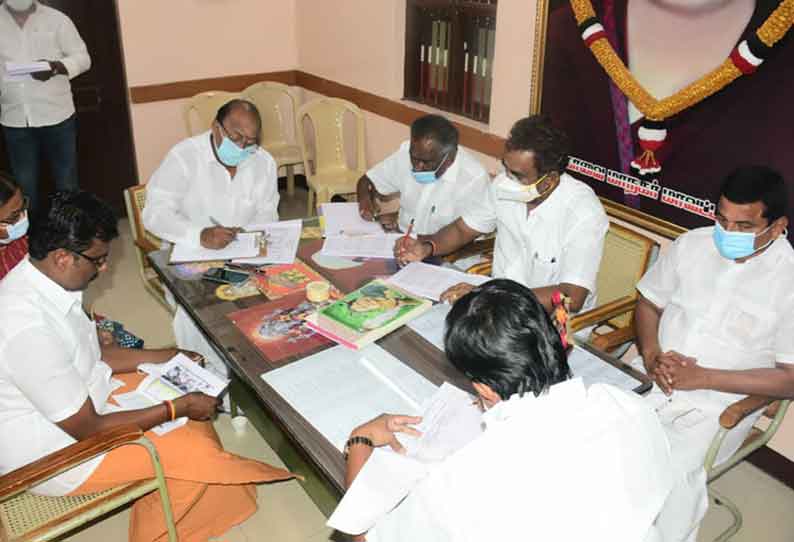 நகர்ப்புற உள்ளாட்சி தேர்தலில் போட்டியிட விருப்ப மனு கொடுத்த அதிமுகவினரிடம் முன்னாள் அமைச்சர் வேலுமணி நேர்காணல் நடத்தினார்