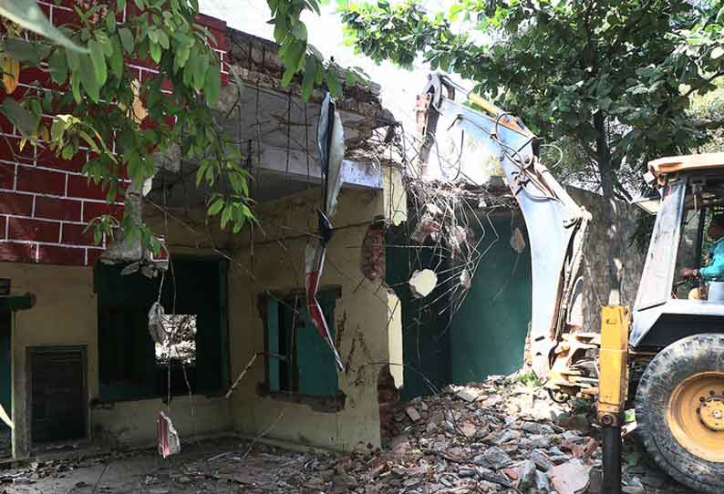 பழைய ரெயில்வே போலீஸ் நிலைய கட்டிடத்தை இடிக்கும் பணி