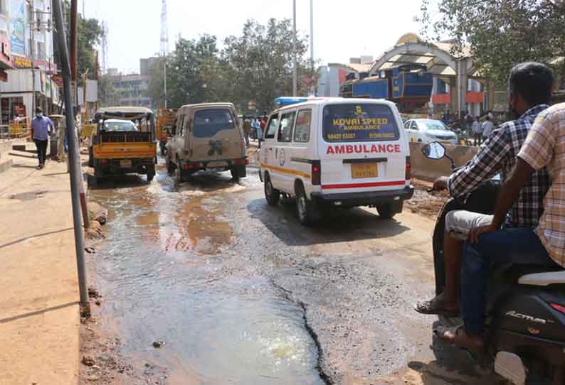 சாலையில் ஆறாக ஓடிய சாக்கடை நீர்