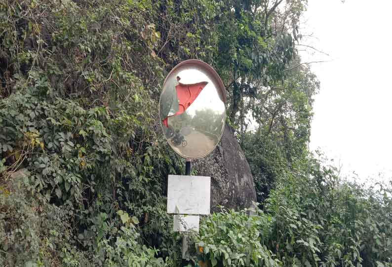 5 இடங்களில் கண்ணாடிகள் சேதம்