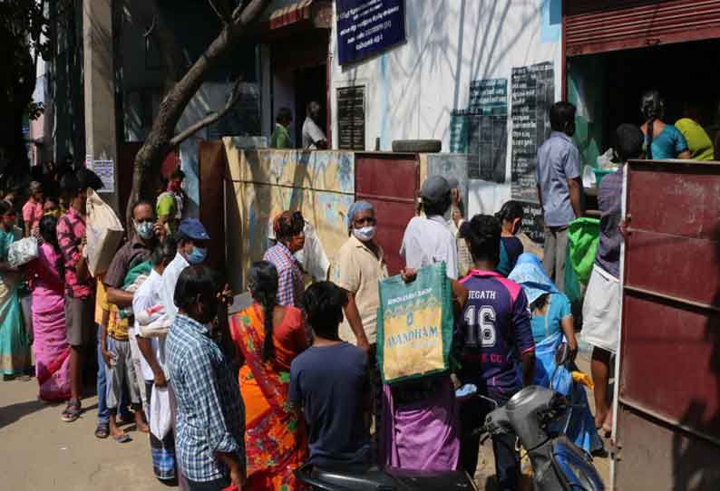 கோவை ரேஷன் கடைகளில் அத்தியாவசிய பொருட்கள் வாங்க பொதுமக்கள் கூட்டம் நேற்று அலைமோதியது