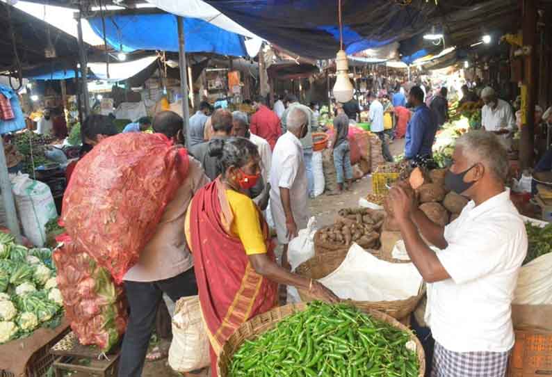 இன்று (ஞாயிற்றுக்கிழமை) முழு ஊரடங்கு என்பதால் கோவையில் நேற்று மீன் இறைச்சி வாங்க பொதுமக்கள் திரண்டனர்