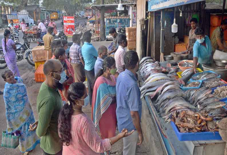 இன்று முழு ஊரடங்கு அமல்படுத்தப்படுவதால் இறைச்சி, மீன் கடைகளில் பொதுமக்கள் கூட்டம் அதிகமாக காணப்பட்டது.