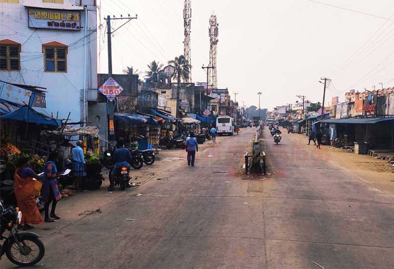 தமிழக பகுதியில் முழு ஊரடங்கு: ஒரு பக்கம் கடை மூடல் மறுபக்கம் கடைகள் திறப்பு - ஆச்சர்யத்துடன் பார்த்து சென்ற மக்கள்..!