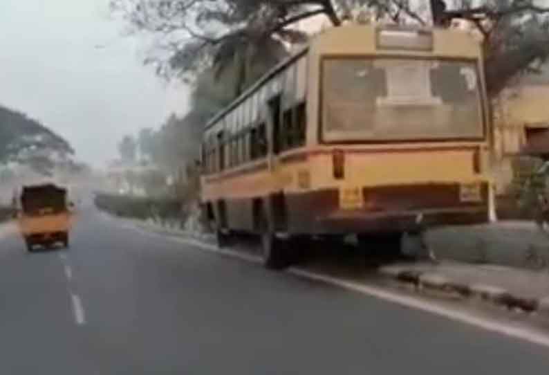 பொள்ளாச்சியில் சாலையின் நடுவே தாறுமாறாக ஓடிய அரசு பஸ்