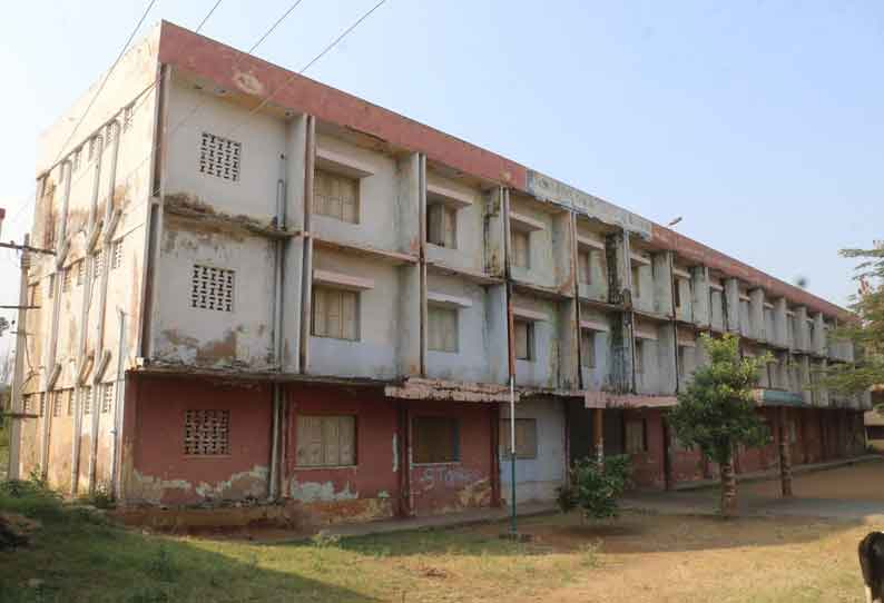 பழுதடைந்த நிலையில் காணப்படும் கல்லூரி மாணவர் விடுதியை இடிக்க முடிவு