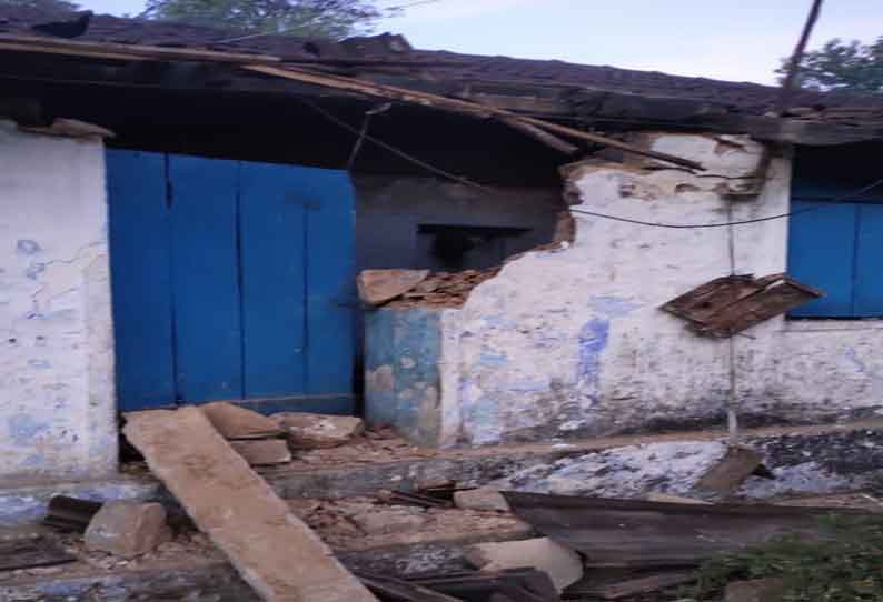 காட்டு யானைக்கு சாப்பிட அரிசி கொடுத்த தொழிலாளி