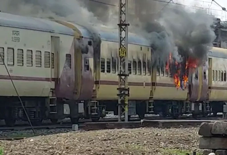 ரெயில்வே தேர்வில்  முறைகேடு என புகார்: தேர்வர்கள் ரெயிலுக்கு தீ வைத்ததால் பதற்றம்